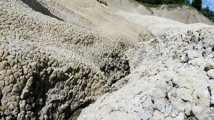 공원 지구 여행 자연 표면 산 건조 안테나 사람없음 야외 환경 흙 회색 사막 뜨거움 균열 연기 폭발 땅 화산 인도네시아 먼지 분화구 가스 진흙 가뭄 내추럴 드론 땅바닥 생태학 아제르바이잔 유황 전국 지질학 4K MOV 해외동영상 클립영상 공공시설 교육 나라 아시아 컬러 통신 모션 날씨 바닥 생태계 동영상 파일형식