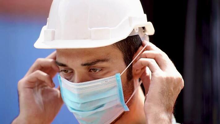 직업 유럽 산업 공장 노동자 실내 가면 마스크 한명 안전 사람 사무실 노란색 건강관리 기계 고통 의사 덮개 업무 열 작업실 작업장 수술 엔지니어 제조 보호 헬멧 창고 정비공 운영자 자동 코로나바이러스 4K MP4 해외동영상 클립영상 1 감정 나라 컬러 컨셉 비즈니스 공업 건강 관리 내부 의료진 뚜껑 작업 기술자 바이러스 보호장비 동영상 파일형식