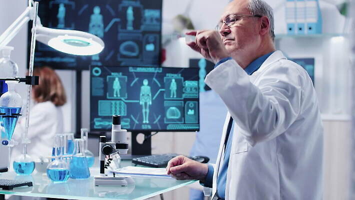 직업 여자 남자 산업 과학 건강 현미경 실험 사람 사람없음 스터디 컴퓨터 약 스크린 장비 의사 코트 업무 작업 그룹 센터 실험실 연구원 과학자 분석 시설 생물학 튜브 공학 발견 조제 개발 돌봄 백신 유전 화학자 4K MOV 해외동영상 클립영상 교육 컨셉 의학 모션 실험기구 전자제품 학습 외투 의료진 만들기 동영상 학자 파일형식