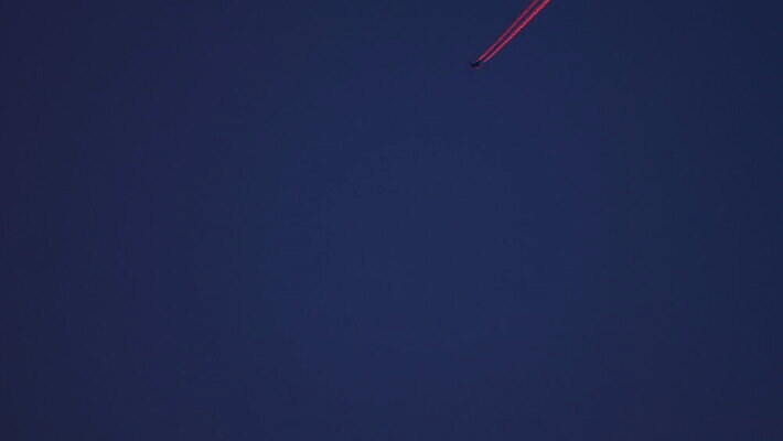 여행 백그라운드 교통시설 자국 하늘 휴가 비행기 사람없음 빨간색 파란색 일몰 흰색 물방울 연기 저녁 항공 속도 제트기 승객 대패 4K MOV 해외동영상 클립영상 컬러 교통 항공교통 대중교통 노을 야간 시설 동영상 파일형식