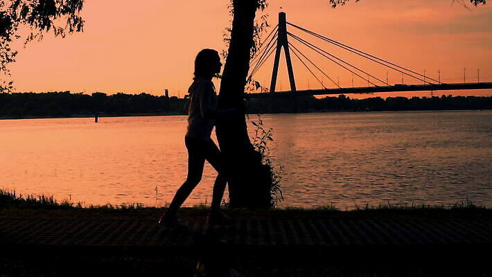 라이프스타일 여자 실루엣 스포츠 모션 자연 하늘 따뜻함 건강 한명 야외 빛 반려동물 강 달리기 조깅 운동 햇빛 도시 개 야간 저녁 연습 달리기선수 주자 혼자 MOV 해외동영상 클립영상 자연요소 동물 1 포유류 촬영기법 사람 생활 태양 생태계 육상선수 동영상 파일형식