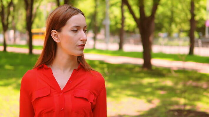 백인 라이프스타일 공원 여자 행복 감정 얼굴 백그라운드 셔츠 자연 거리 한명 미소 사람 성인 야외 빨간색 30대 도시 비즈니스우먼 즐거움 개성 생강 진짜 그리너리 4K MOV 해외동영상 클립영상 서양인 1 공공시설 컬러 상의 채소 비즈니스 표정 생활 신체부위 장년 직장인 생태계 동영상 파일형식 트랜드컬러