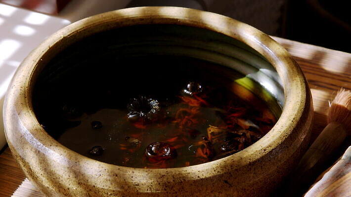 전통 음료 컨셉 주류 사람없음 중국 화목 물방울 붓기 닫기 차 맛 큼 녹차 향기 냄새 아로마 점토 투입 맛있는 4K MOV 해외동영상 클립영상 아시아 모션 차_음료 크기 동영상 파일형식