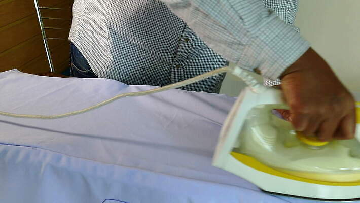 라이프스타일 손 옷 남자 가사 가정 주택 한명 서기 사람 성인 장비 흰색 직물 업무 빨래 철 다리미질 4K MOV 해외동영상 클립영상 1 컬러 모션 건물 생활 신체부위 작업 동영상 파일형식