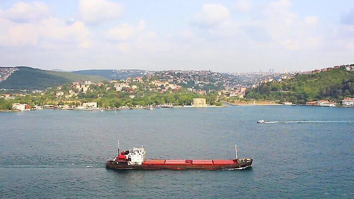 유럽 산업 바다 비즈니스 교통시설 모션 하늘 이스탄불 항해 사람없음 옆모습 빨간색 파란색 글로벌 화물 도시 보트 닫기 큼 화물선 가득함 무역 함선 상업 가스 칠면조 물류 루트 보스포루스 수입 유조선 MOV 해외동영상 클립영상 나라 뷰포인트 컬러 교통 배_교통 조류 운송업 크기 시설 동영상 파일형식 튀르키예
