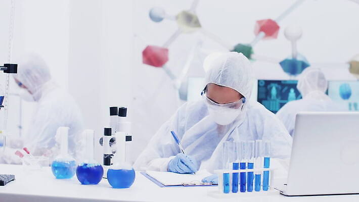 여자 산업 과학 유리 탁자 건강 현미경 실험 작업복 사람없음 파란색 거품 장비 액체 실험실 연기 천 과학자 플라스크 분석 비커 유리그릇 튜브 공식 원뿔 반응 방법 화학물질 화학자 4K 유체 MOV 해외동영상 클립영상 도형 직업 그릇 옷 컬러 가구 컨셉 재질 실험기구 사람 직물 화학 동영상 학자 파일형식