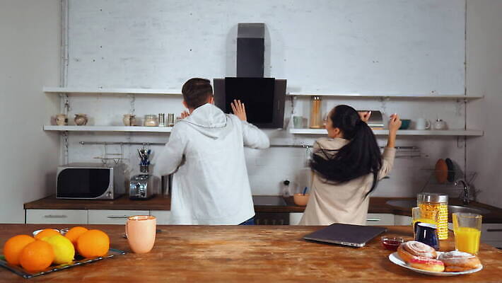 백인 라이프스타일 커플 남자 행복 음악 음식 결혼 2 장난 노래 가족 관계 아침 아파트 주택 갈색머리 함께함 사랑 요리 미소 성인 두명 주방 기쁨 방 듣기 낭만 에너지 춤 플랫 아침식사 시원함 즐거움 코믹 바보 4K MOV 해외동영상 클립영상 주간 서양인 헤어스타일 감정 컨셉 모션 문화예술 표정 사람 이벤트 건물 생활 식사 동영상 파일형식