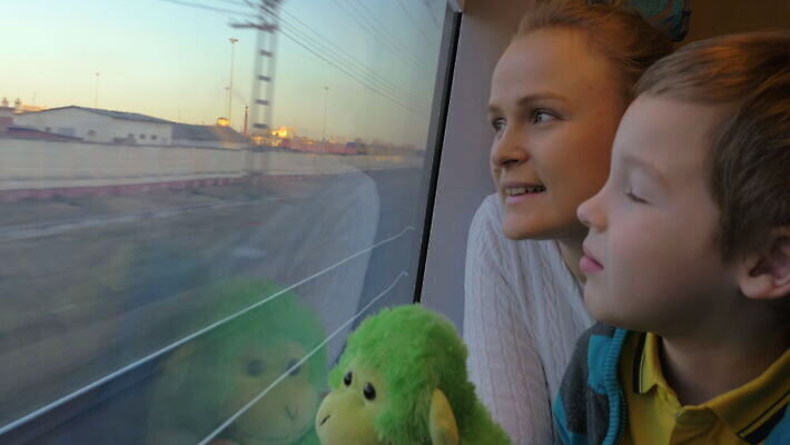 행복 산업 아들 어린이 여행 의자 창문 가족 엄마 말하기 사람없음 야외 초록색 금발 장난감 햇빛 기차 화물 관찰 승차 속도 시설 지역 방법 흥미 4K MOV 해외동영상 클립영상 헤어스타일 감정 육상교통 컬러 가구 컨셉 관계 모션 대중교통 사람 태양 운송업 동영상 파일형식