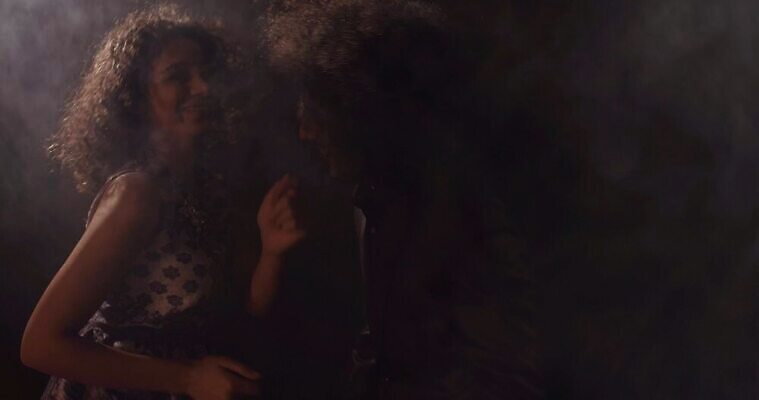 라이프스타일 커플 여자 남자 행복 청소년 함께함 실내 사랑 미소 여러명 성인 친구 파티 우정 축하 잡기 클럽 4K MP4 해외동영상 클립영상 감정 다수 컨셉 관계 모션 표정 사람 이벤트 내부 생활 동영상 파일형식