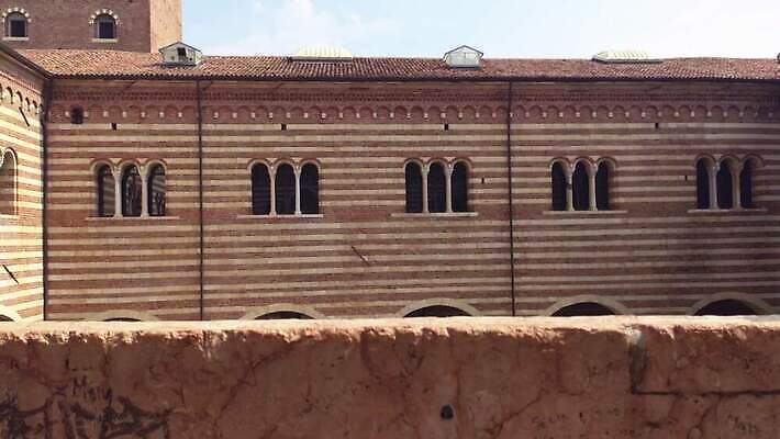 유럽 문화 여행 건축양식 하늘 파노라마 풍경 사람없음 건물 도시풍경 계단 탑 이탈리아 궁전 종 도시 센터 중세 역사 정사각형 광장 장면 지역 북쪽 타운 스카이라인 랜드마크 르네상스 베로나 옛날 4K MP4 해외동영상 클립영상 도형 건축물 건축 나라 고건축 촬영기법 방향 동영상 파일형식