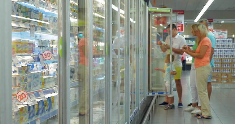 백인 어린이 음식 가족 선반 함께함 실내 사람 소년 성인 사람없음 쇼핑 세일 문 상점 냉동 흰색 오픈 시장 닫기 선택 구매 소프트포커스 쇼핑몰 고객 무역 냉장고 5 소매 슈퍼마켓 냉각기 냉동고 매각 카피스페이스 4K MOV 해외동영상 클립영상 서양인 남자 산업 컬러 가구 컨셉 관계 모션 촬영기법 내부 숫자 공백 가전제품 동영상 파일형식