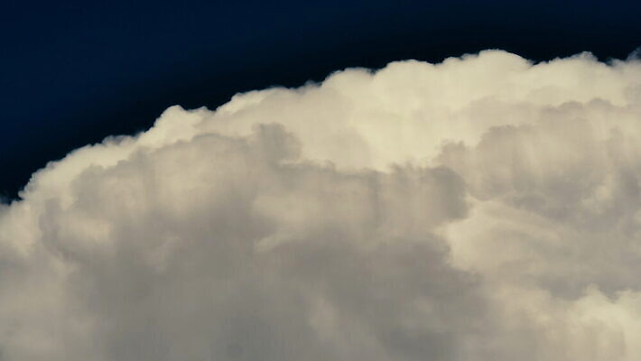 구름 컬러 백그라운드 자연 하늘 날씨 풍경 사람없음 야외 가로 여름 파란색 빛 햇빛 태양 뷰티 우주 환경 흰색 전원 분위기 장면 천국 솜털 스카이라인 내추럴 오존 적란운 천창 유일 4K 타임랩스 MOV 해외동영상 클립영상 자연요소 계절 컨셉 촬영기법 전기에너지 생태계 동영상 파일형식 구름_자연