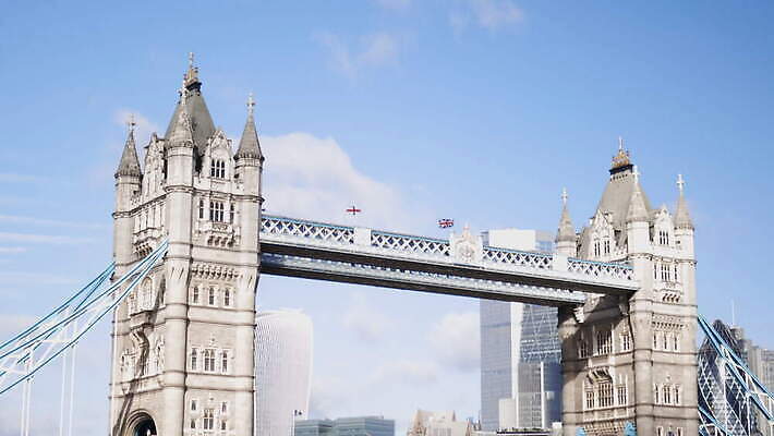 주간 구름 유럽 상징 로우앵글 여행 건축양식 하늘 아침 영국 잉글랜드 파노라마 풍경 사람없음 건물 물 빛 강 도시풍경 햇빛 탑 맑음 고층빌딩 도시 역사 심볼 런던 스카이라인 동영상 천연기념물 랜드마크 수도권 왕국 템스강 4K MOV 해외동영상 클립영상 자연요소 건축물 건축 나라 뷰포인트 날씨 촬영기법 빌딩 태양 지역 파일형식