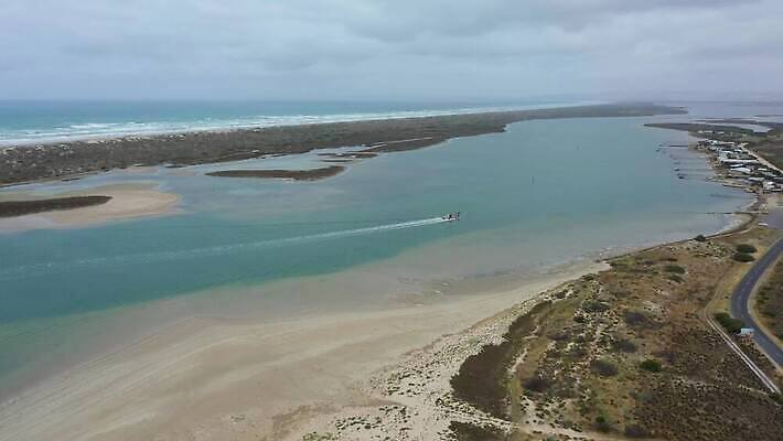 구름 산업 모래 파도 바다 여행 잎 자연 하늘 안테나 사람없음 초록색 물 파란색 강 갈색 환경 보트 호주 크루즈 포트 드론 주입구 해일 4K MP4 해외동영상 클립영상 자연요소 식물 컬러 배_교통 통신 오세아니아 자연재해 생태계 동영상 파일형식