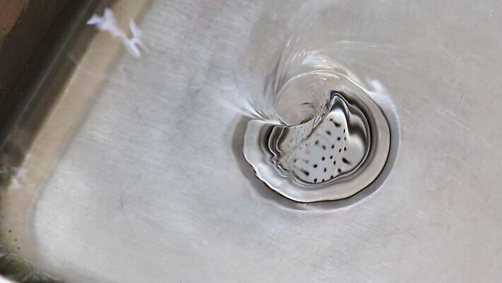 모션 표면 주택 사람없음 물 달리기 금속 주방 거품 젖음 흐름 소용돌이 회오리 원형 구멍 액체 개울 고리 붓기 떨어짐 위생 빨래 은색 컨테이너 싱크대 회전 대야 낭비 배수구 굴곡 배관공 철강 폐수 하수 MP4 해외동영상 클립영상 자연요소 도형 산업 컬러 컨셉 가사 재질 건물 강 환경오염 개수대 동영상 파일형식