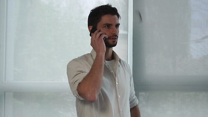 1 남자 비즈니스 통신 성공 모바일 노동자 주택 세포 말하기 대화 협상 한명 서기 미소 사람 20대 성인 스마트폰 핸드폰 사무실 방 잡기 비즈니스맨 괴짜 검은머리 시원함 전화기 부름 셀룰러 4G 혼혈 4K MOV 해외동영상 클립영상 직업 헤어스타일 컨셉 모션 표정 IT 청년 건물 전자제품 스마트기기 직장인 다문화 동영상 파일형식