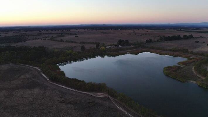 나무 식물 구름 공원 호수 컬러 여행 백그라운드 자연 하늘 안테나 파노라마 풍경 사람없음 야외 초록색 물 여름 파란색 강 컬러풀 반사 일출 환경 침묵 일몰 봄 전원 시골 저수지 숲 땅 포르투갈 장면 내추럴 드론 수평선 4K MOV 해외동영상 클립영상 자연요소 계절 공공시설 유럽 통신 촬영기법 노을 소리 전기에너지 생태계 동영상 파일형식