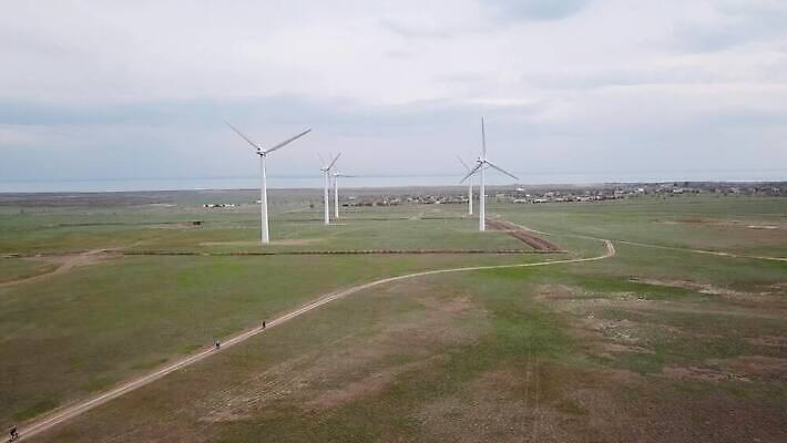 산업 도로 호수 바다 여행 밭 날개 자연 하늘 바람 안테나 파노라마 풍경 초원 사람없음 야외 초록색 환경 탑 힘 재활용 발전기 시골 그룹 풍력에너지 정상 승차 에코 프로펠러 회전 사이클링 유지 돛대 드론 스텝 카자흐스탄 4K 알마티 MP4 해외동영상 클립영상 자연요소 건축물 아시아 길 컬러 농업 통신 교통시설 모션 날씨 촬영기법 발전소 그린에너지 육상스포츠 친환경 생태계 동영상 파일형식