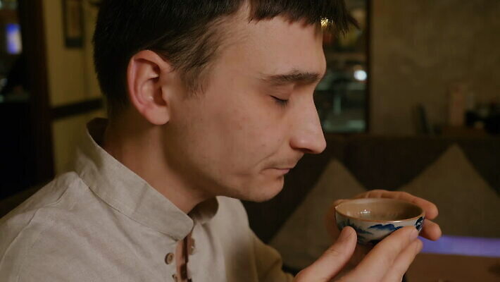 전통 아시아 문화 음료 휴식 주류 건강 한명 사람 동양인 옆모습 초록색 일본 중국 마시기 신선 뜨거움 사발 닫기 맛 녹차 허브 유기농 향기 냄새 아로마 향 주인 내추럴 오리지널 우롱차 MOV 해외동영상 클립영상 식물 1 웰빙 나라 뷰포인트 컬러 컨셉 모션 인종 차_음료 사기그릇 동영상 파일형식