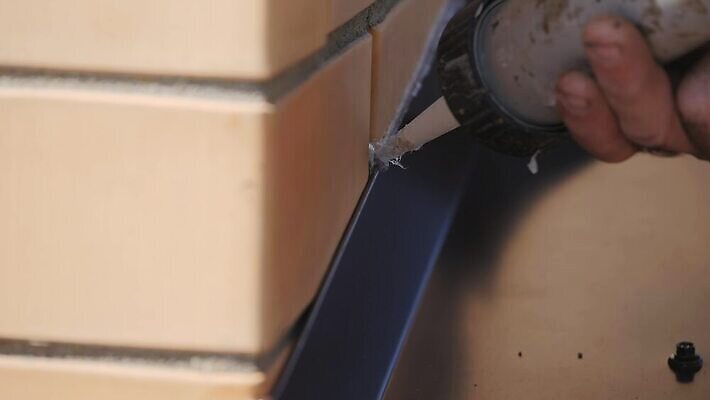 직업 벽 백그라운드 지붕 주택 사람없음 총 흰색 공구 업무 작업 수리 어플리케이션 물개 관절 시멘트 고정 기하학 유지 건축업자 방수 설치 실리콘 업그레이드 재주꾼 접착제 4K MOV 해외동영상 클립영상 건축 무기 컬러 무늬 포유류 뼈 건물 바다동물 도구 풀_접착제 동영상 파일형식