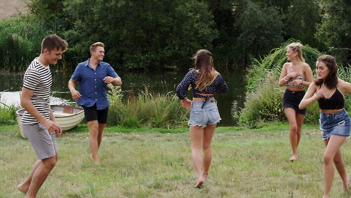 여자 남자 행복 호수 휴식 영국 함께함 여러명 야외 10대 캐주얼 달리기 우정 활발 터치 시골 패닝샷 성인남자만 성인여자만 4K MOV 해외동영상 클립영상 옷 감정 유럽 다수 컨셉 모션 청소년 촬영기법 사람 친구 동영상 남자만 여자만 성인만 파일형식