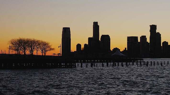 실루엣 파도 오렌지 건축양식 모션 하늘 표면 휴식 사람없음 빛 강 도시풍경 햇빛 태양 평화 일출 항구 고층빌딩 미국 황혼 일몰 흐름 도시 도심 저녁 뉴욕 수로 포트 스카이라인 맨해튼 저지 허드슨강 4K MOV 해외동영상 클립영상 자연요소 건축 바다 컨셉 북아메리카 과일 교통시설 촬영기법 풍경 빌딩 노을 야간 동영상 파일형식