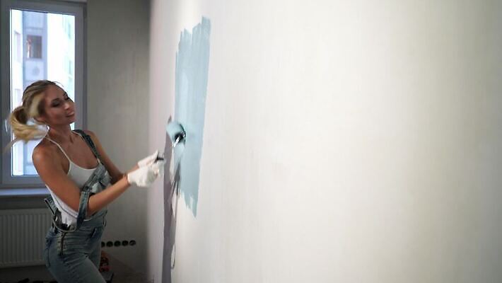 직업 산업 벽 유니폼 가사 노동자 아파트 주택 손잡이 한명 사람 장식 파란색 인테리어 섹시 페인트 방 장비 흰색 기구 공구 잡기 붓 업무 플랫 수리 땅 서비스 그림 롤 롤러 페인트붓 화가 건축업자 복원 업그레이드 4K MOV 해외동영상 클립영상 1 디자인 옷 건축 컬러 컨셉 모션 건물 도구 작업 동영상 파일형식