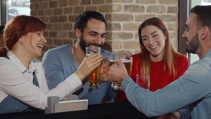학생 라이프스타일 여자 남자 행복 음료 통신 휴가 영국 잉글랜드 맥주 주류 생맥주 함께함 대화 웃음 여러명 친구 축제 우정 카페 축하 알코올 바 생일 그룹 고객 주말 축배 양조 양조장 옥토버페스트 밀레니얼 4K MOV 해외동영상 클립영상 기념일 감정 유럽 다수 컨셉 관계 표정 말하기 사람 생활 경제 상점 동영상 파일형식