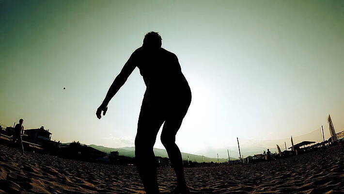 백인 라이프스타일 남자 행복 실루엣 모래 스포츠 바다 백그라운드 공 모션 자연 놀이 하늘 휴가 건강 사랑 사람 풍경 성인 사람없음 야외 물 여름 파란색 햇빛 태양 반사 일출 일몰 테니스 게임 라켓 스쿼시라켓 스쿼시 플레이어 MOV 해외동영상 슬로모션 클립영상 자연요소 서양인 계절 감정 스포츠용품 컬러 촬영기법 생활 구기 노을 생태계 동영상 파일형식