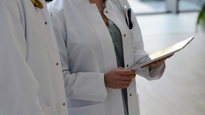 백인 여자 남자 통신 청소년 무선통신 협력 독일 실내 병원 대화 한명 손짓 20대 두명 아웃포커스 컴퓨터 태블릿 건강관리 고통 의사 코트 실험복 질병 토론 뮌헨 바이에른 성인여자만 MOV 해외동영상 클립영상 서양인 1 감정 유럽 의학 모션 촬영기법 건강 관리 말하기 사람 청년 내부 전자제품 스마트기기 외투 의료진 가운 동영상 여자만 성인만 파일형식