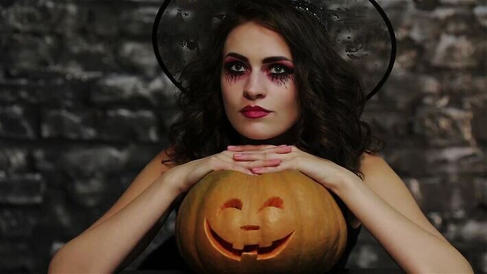 모자 전통 드레스 여자 얼굴 호박 휴가 기념 한명 미소 사람 빨간색 섹시 파티 검은색 어둠 할로윈 마법사 마술사 죽음 표현 야간 저녁 신비 무서움 악마 마녀 마법 10월 흡혈귀 나쁜 고딕 악몽 지옥 호러 MP4 해외동영상 클립영상 자연요소 1 잡화 옷 감정 컬러 컨셉 채소 표정 이벤트 신체부위 마술 날짜 공포 동영상 파일형식