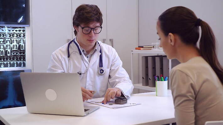 남자 40대 갈색머리 직장 건강 병원 미소 사람 앉기 두명 30대 건강관리 장비 환자 의사 기구 잡기 질병 설탕 측정 확인 보여주기 히스패닉 계량기 당뇨병 포도당 혼혈 4K MOV 해외동영상 클립영상 헤어스타일 중년 회사 의학 모션 표정 관리 장년 의료진 다문화 동영상 파일형식