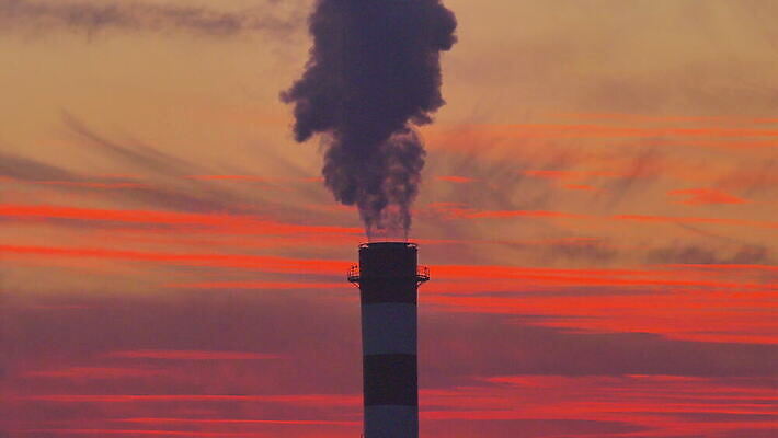 식물 실루엣 산업 공장 하늘 굴뚝 풍경 사람없음 빛 글로벌 태양 쌓기 일출 환경 탑 힘 황혼 일몰 손상 에너지 뜨거움 오염 분위기 연기 역 수증기 큼 파이프 연료 가스 지구온난화 배기가스 생태학 스모그 이산화탄소 화학물질 4K MOV 해외동영상 클립영상 자연요소 건축물 교육 컨셉 공업 교통시설 모션 촬영기법 노을 화학 크기 동영상 기후변화 파일형식