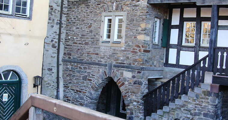 구름 벽 하늘 유물 벽돌 사람없음 건물 초록색 파란색 갈색 탑 바위 성 역사 대문 4K MOV 해외동영상 클립영상 자연요소 전통 건축물 컬러 문 돌_바위 동영상 파일형식