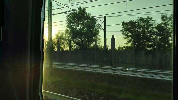 외관 유럽 여행 창문 교통시설 자연 하늘 산 실내 파노라마 풍경 사람없음 초록색 여름 파란색 뷰티 여행객 기찻길 기차 나뭇가지 표현 역사 속도 승객 구름다리 구식 디젤 랜드마크 옛날 4K MP4 해외동영상 클립영상 나무 계절 나라 육상교통 컬러 교통 대중교통 촬영기법 사람 내부 다리 시설 생태계 동영상 가교 파일형식