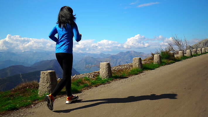 주간 라이프스타일 여자 행복 도로 스포츠 여행 자연 하늘 아침 산 갈색머리 건강 한명 사람 취미 야외 일상 옆모습 컬러풀 달리기 조깅 여행객 맑음 놀람 스카이라인 극복 달리기선수 루트 몬테네그로 자극 4K MOV 해외동영상 클립영상 자연요소 1 헤어스타일 감정 길 뷰포인트 컬러 교통시설 모션 날씨 표정 라이프 생활 운동 생태계 육상선수 동영상 파일형식