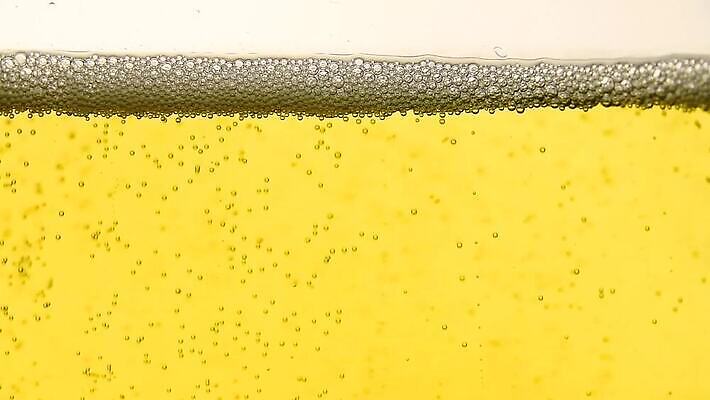 음료 백그라운드 모션 유리 표면 맥주 사람없음 옆모습 물 노란색 와인 거품 흐름 추위 흰색 알코올 신선 투명 액체 개울 황금 붓기 닫기 샴페인 상쾌 회전 각도 느림 소다 MOV 해외동영상 클립영상 자연요소 감정 뷰포인트 컬러 컨셉 재질 주류 강 동영상 파일형식