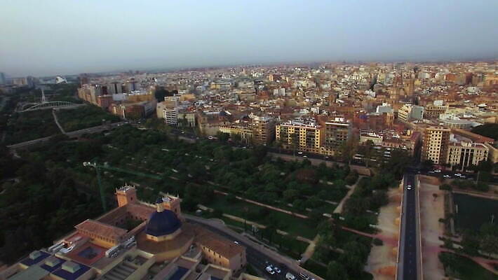 공원 유럽 도로 여행 건축양식 자동차 거리 주택 안테나 파노라마 사람없음 건물 초록색 도시풍경 성당 도시 센터 스페인 스카이라인 항공촬영 드론 발렌시아 4K MOV 해외동영상 클립영상 건축물 공공시설 건축 나라 길 육상교통 뷰포인트 컬러 통신 종교건축 교통시설 촬영기법 풍경 동영상 파일형식