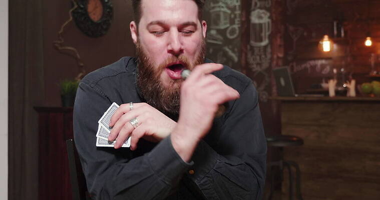 백인 라이프스타일 남자 통신 놀이 탁자 주택 함께함 실내 앉기 취미 사람없음 친구 경쟁 우정 기쁨 도전 게임 잡기 바 신용카드 그룹 도박 연기 집중 버번 옛날 위스키 4K MOV 해외동영상 클립영상 서양인 감정 가구 컨셉 관계 모션 주류 사람 내부 건물 생활 금융 동영상 파일형식