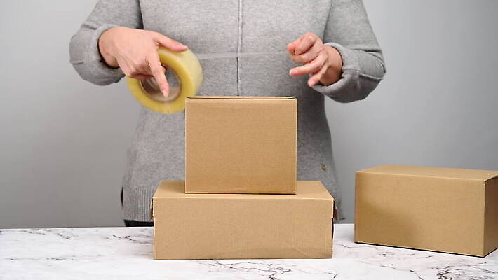 백인 라이프스타일 손 여자 포장 교통시설 모션 새로움 아파트 주택 실내 사람 성인 상자 갈색 쌓기 상점 방 회색 화물 흰색 잡기 컨테이너 창고 서비스 준비 패키지 수납 질서 흙더미 판지 꺼내기 진짜 많음 4K MOV 해외동영상 클립영상 서양인 산업 컬러 교통 컨셉 내부 건물 생활 신체부위 흙 운송업 예절 시설 동영상 파일형식 더미