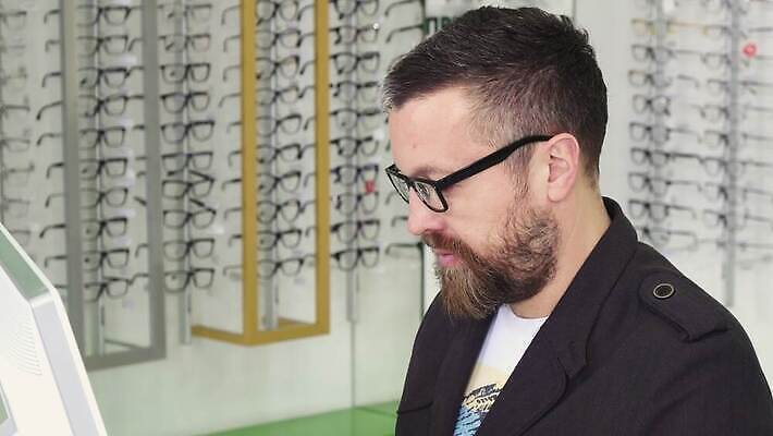 직업 안경 비즈니스 건강 한명 사람 쇼핑 컴퓨터 판매 세일 상점 업무 도움 비즈니스맨 구매 시력 소매 주인 돌봄 검안사 4K MOV 해외동영상 클립영상 1 잡화 남자 컨셉 모션 전자제품 작업 직장인 동영상 파일형식 안경사