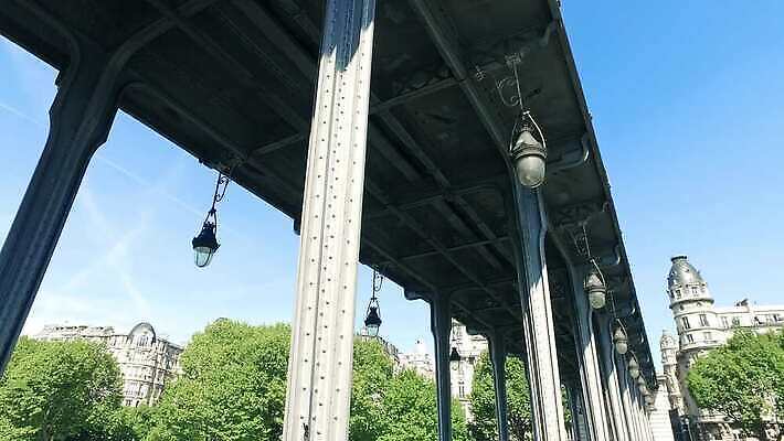 구름 유럽 여행 건축양식 교통시설 모션 거리 미술 사람 사람없음 건물 빛 강 도시풍경 검은색 산책 프랑스 도시 역사 전철 심볼 사인 프랑스어 랜드마크 선로 수도권 1인칭시점 파리(프랑스) 4K MP4 해외동영상 클립영상 자연요소 문자 건축물 시선 건축 나라 육상교통 컬러 교통 문화예술 휴식 대중교통 풍경 시설 지역 동영상 파일형식