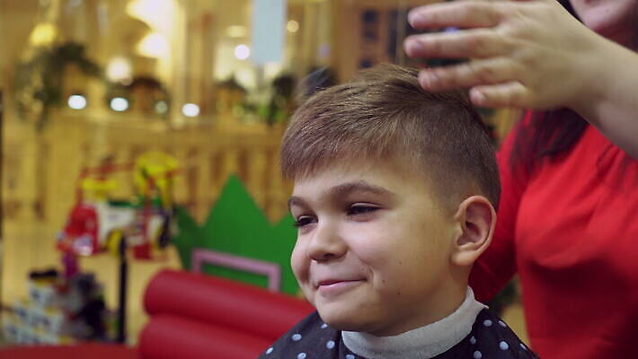 백인 직업 헤어스타일 남자 어린이 남학생 2 미소 사람 소년 여러명 성인 머리빗 작업 미용실 미용사 이발 자르기 고객 즐거움 이발소 7 이발사 4K MOV 해외동영상 클립영상 서양인 학생 감정 다수 모션 표정 숫자 미용용품 뷰티샵 동영상 파일형식