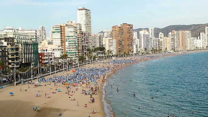 유럽 모래 파도 바다 여행 호텔 휴가 아파트 사람없음 건물 도시 스페인 지중해 휴양지 수영선수 타운 알리칸테 MOV 해외동영상 클립영상 건축물 나라 숙소 운동선수 주택 장소 동영상 파일형식