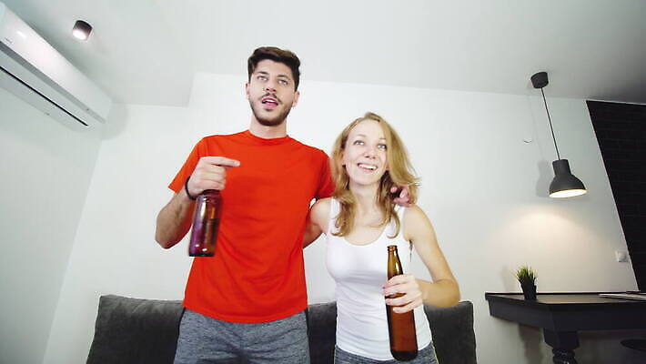 백인 커플 여자 남자 행복 음료 스포츠 2 거실 응원 성공 주택 기념 맥주 함께함 농구 실내 서기 미소 성인 내부 두명 친구 축구 텔레비전 게임 알코올 배구 점수 핸드볼 리빙 골 비명 4K MOV 해외동영상 클립영상 서양인 감정 컨셉 관계 모션 놀이 주류 표정 사람 건물 전자제품 구기 동영상 파일형식