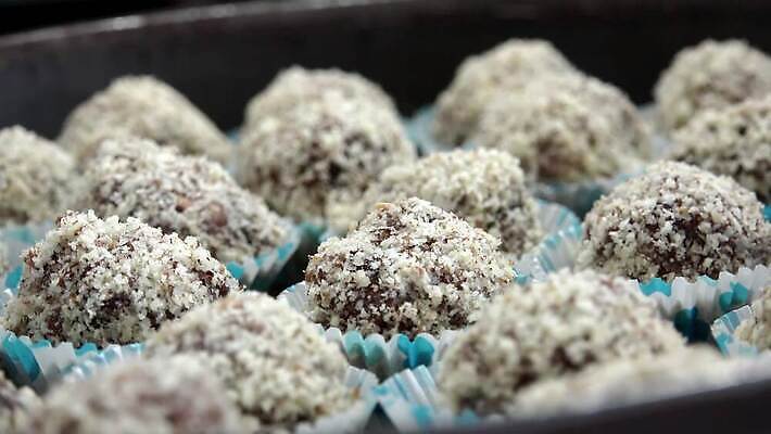 전통 접시 산업 음식 크리스마스 과일 공 공장 디저트 부활절 건조 발렌타인데이 사탕 사람없음 과자 초콜릿 어둠 여러개 견과류 축하 원형 달콤 가루 굽기 크림 준비 날것 호두 코코넛 아몬드 코코아 컨베어밸트 핸드메이드 프랄린 4K MP4 해외동영상 클립영상 도형 식기 기념일 음료 다수 컨셉 공업 데이이벤트 기계 맛 구이 동영상 파일형식