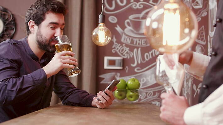 백인 라이프스타일 남자 음료 유리 휴식 맥주 실내 이야기 대화 미소 사람 앉기 성인 사람없음 내부 파티 식당 카페 수확 마시기 축하 알코올 바 저녁 계산대 알림 소셜 혼자 4K MOV 해외동영상 클립영상 서양인 컨셉 농업 모션 재질 주류 표정 말하기 이벤트 생활 상점 야간 동영상 파일형식