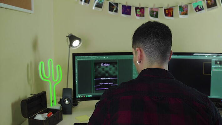 백인 기술 실내 한명 앉기 사람없음 뒷모습 모니터 작업 스페인 집중 책상 바쁨 마드리드 패닝샷 4K MOV 해외동영상 클립영상 서양인 1 유럽 뷰포인트 가구 컨셉 모션 촬영기법 사람 내부 컴퓨터 동영상 파일형식