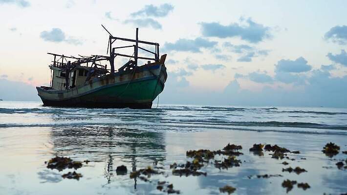 산업 모래 바다 섬 여행 백그라운드 교통시설 태국 자연 하늘 낚시 항해 사람없음 물 파란색 금속 항구 일몰 손상 화물 만 보트 충돌 버리기 부식 함선 폭풍 깨짐 썩음 조난 4K MOV 해외동영상 클립영상 자연요소 아시아 컬러 교통 컨셉 배_교통 모션 재질 레저 날씨 노을 운송업 시설 생태계 동영상 파일형식