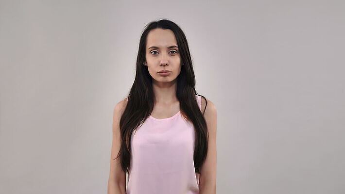 백인 긴머리 손 행복 컨셉 통신 한명 미소 사람 20대 스크린 침묵 외침 주먹 확인 사인 보여주기 해결 노크 의사소통 주목 가상 4K MOV 해외동영상 클립영상 서양인 1 헤어스타일 감정 모션 표정 청년 신체부위 소리 동영상 파일형식